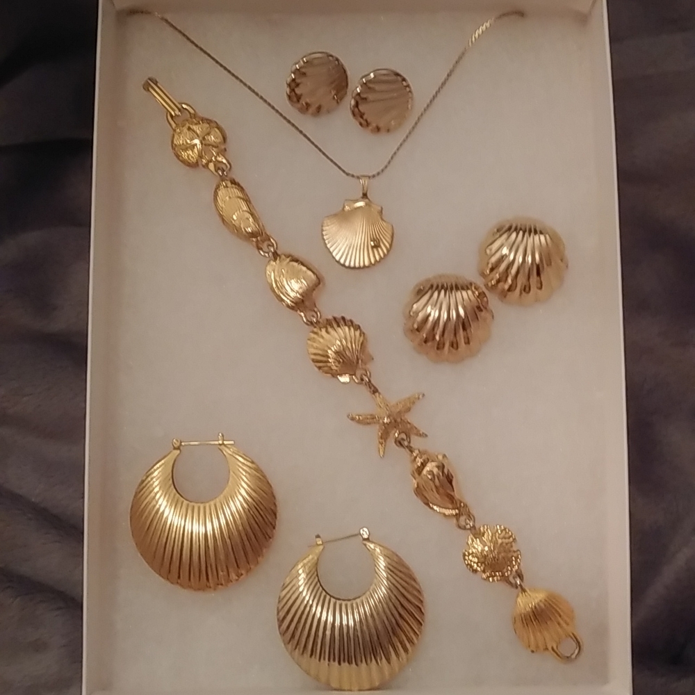 Vintage Goldtone Seashell Jewelry